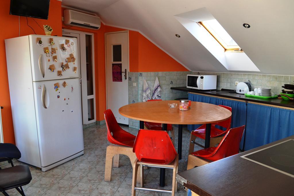 Wanted Hostel Lviv Buitenkant foto